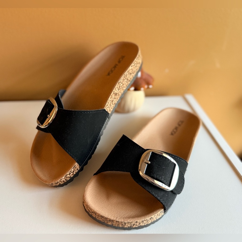 NWOT. TOP Moda Black Buckle Slide Sandals